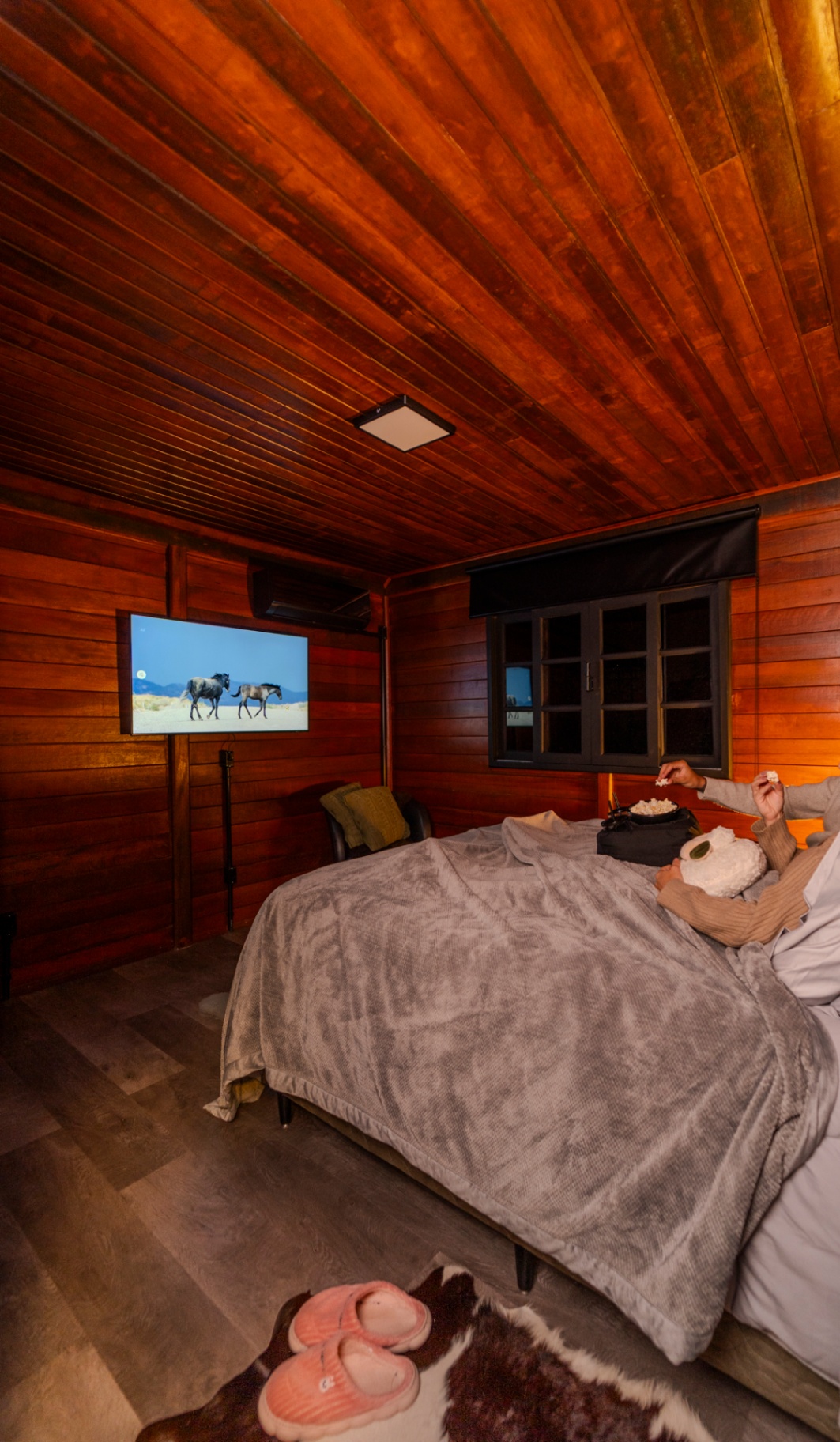 Quarto aconchegante com Smart TV e cama king