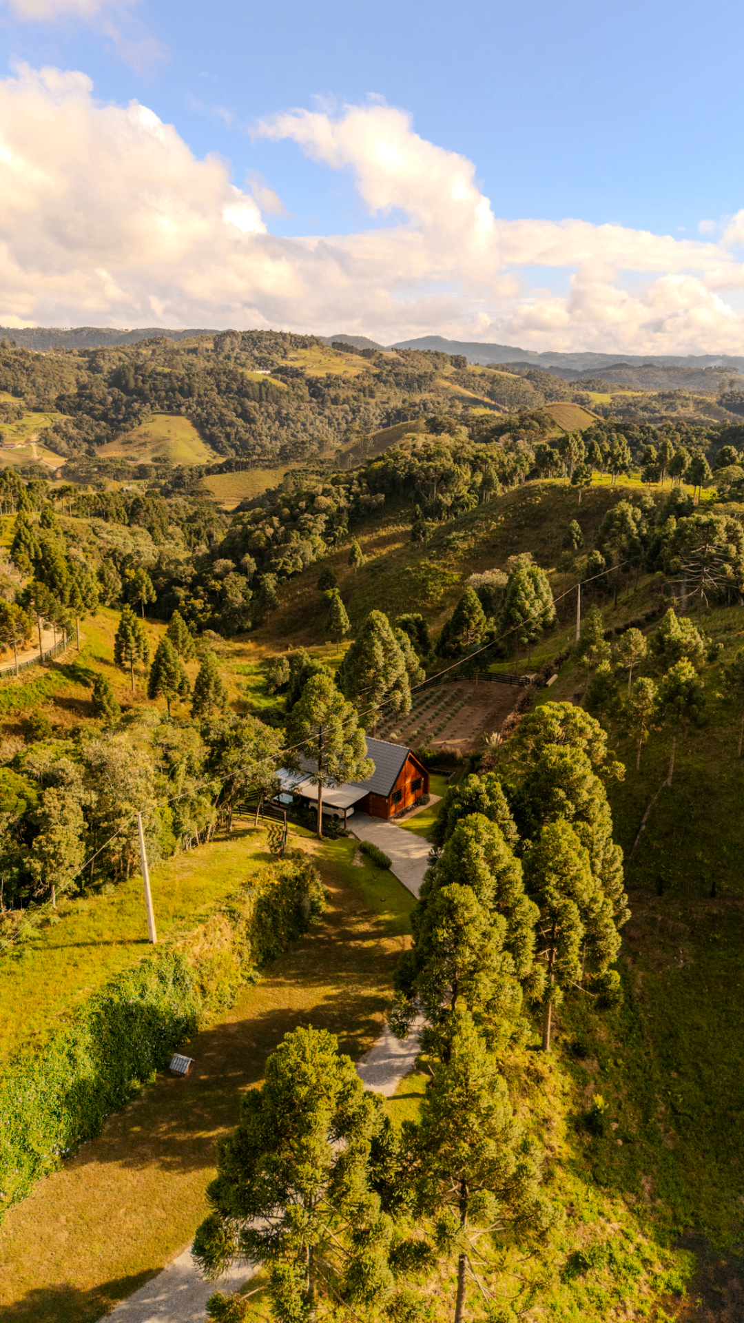 Vista aérea do Rancho Texel cercado pelo vale e montanhas