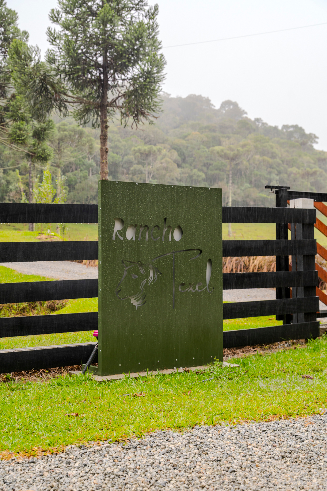 Placa de entrada do Rancho Texel em dia chuvoso