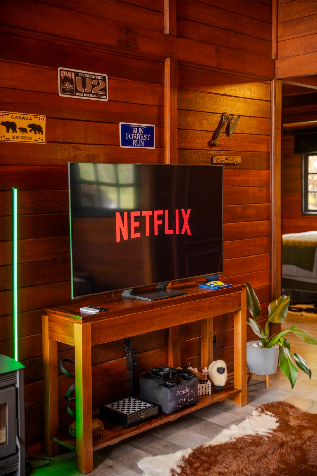 Smart TV com Netflix em ambiente de madeira