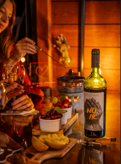 Fondue, vinho e clima aconchegante à noite
