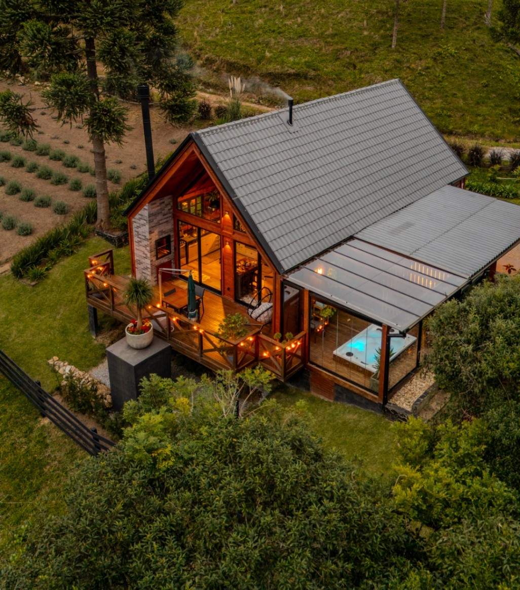 Rancho Texel vista aérea do chalé com deck, spa e natureza