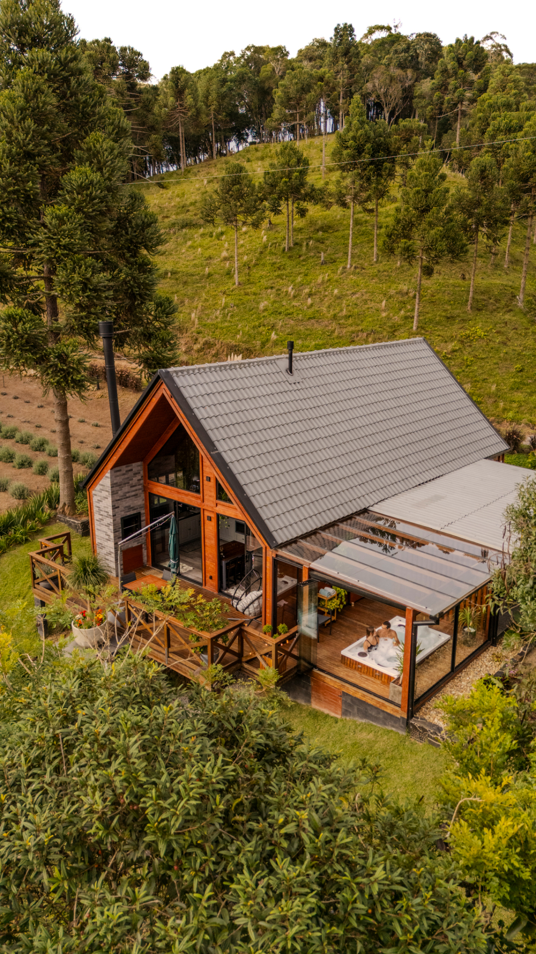Vista aérea da cabana com deck e spa privativo