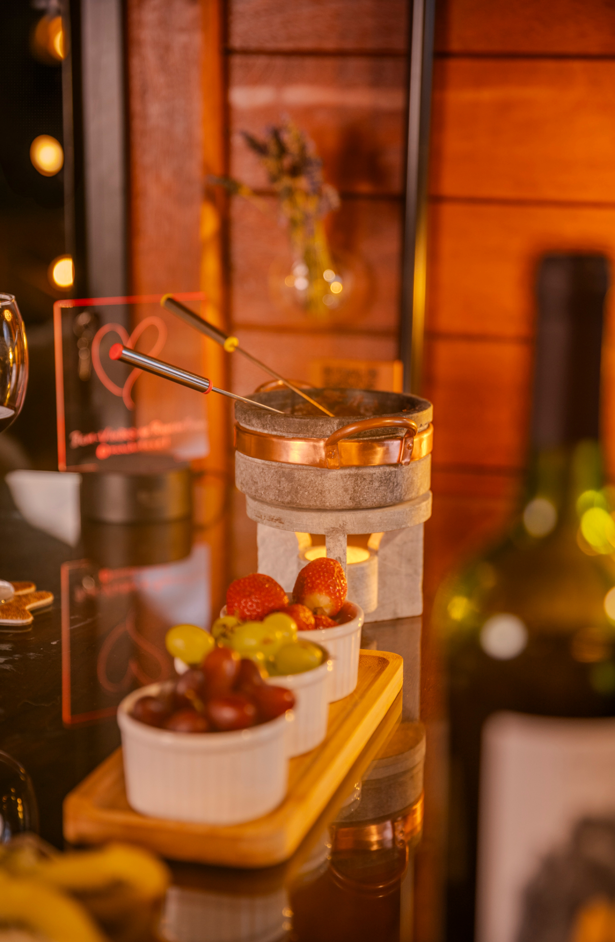 Fondue servido à noite com clima romântico