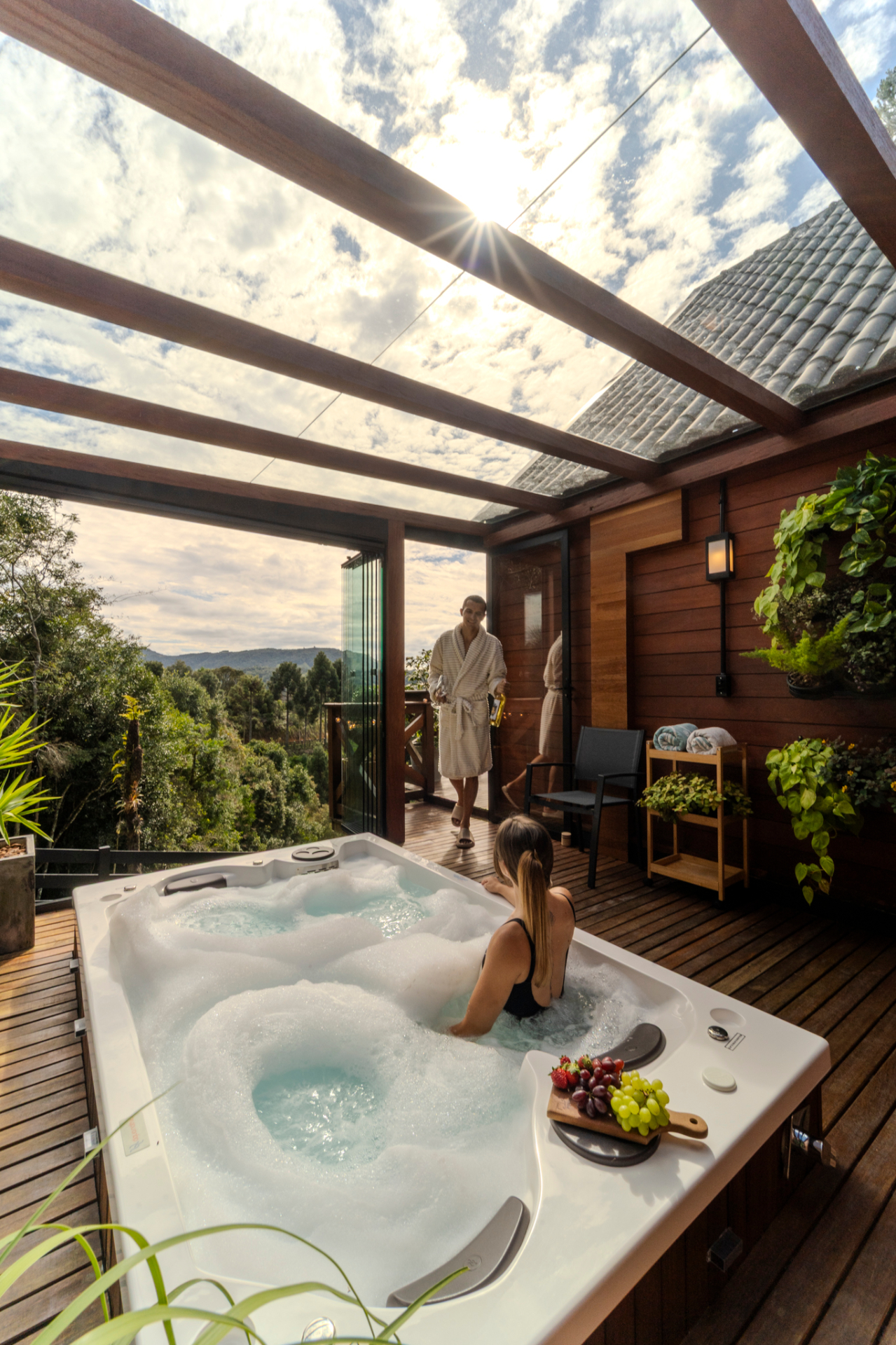 Experiência de spa privativo com hidromassagem e frutas