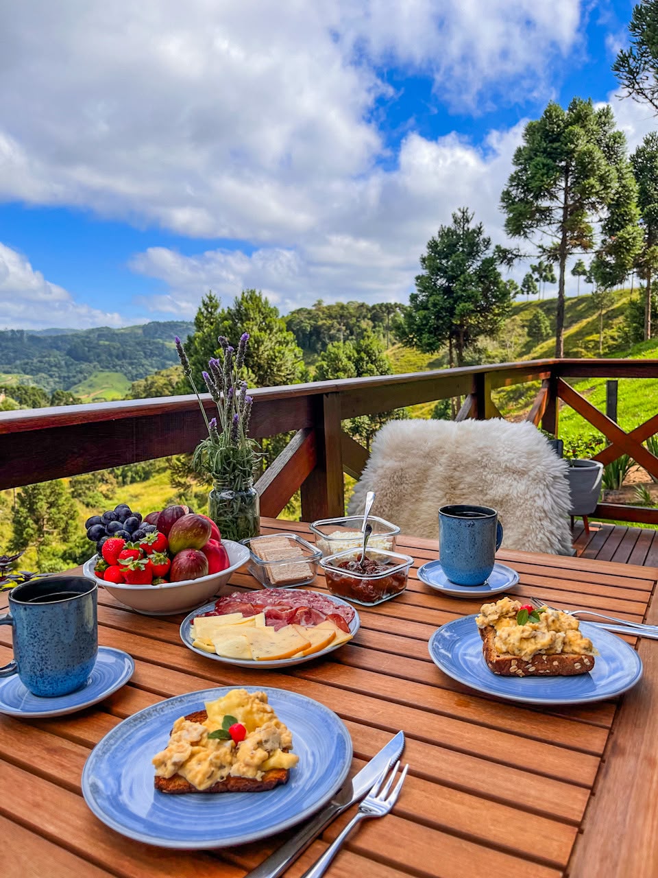 Café da manhã servido no deck com vista da serra