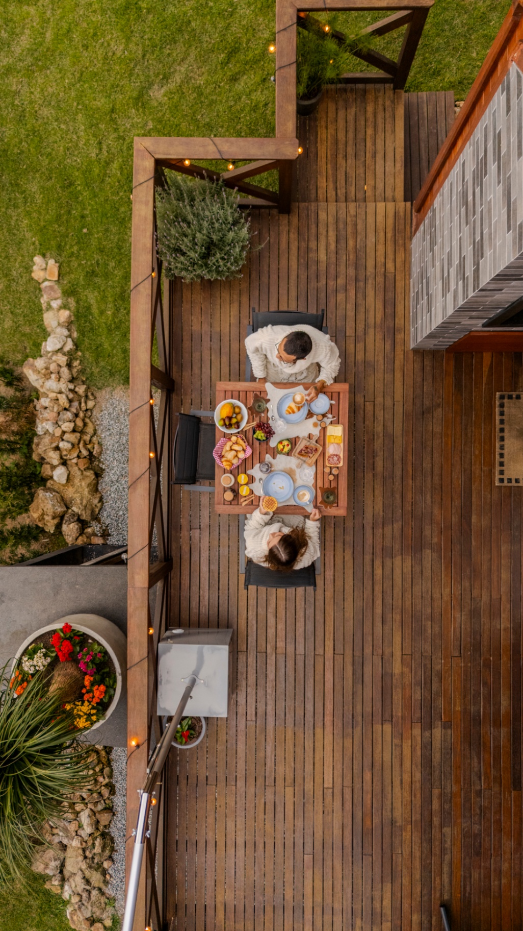 Café da manhã servido no deck visto de cima