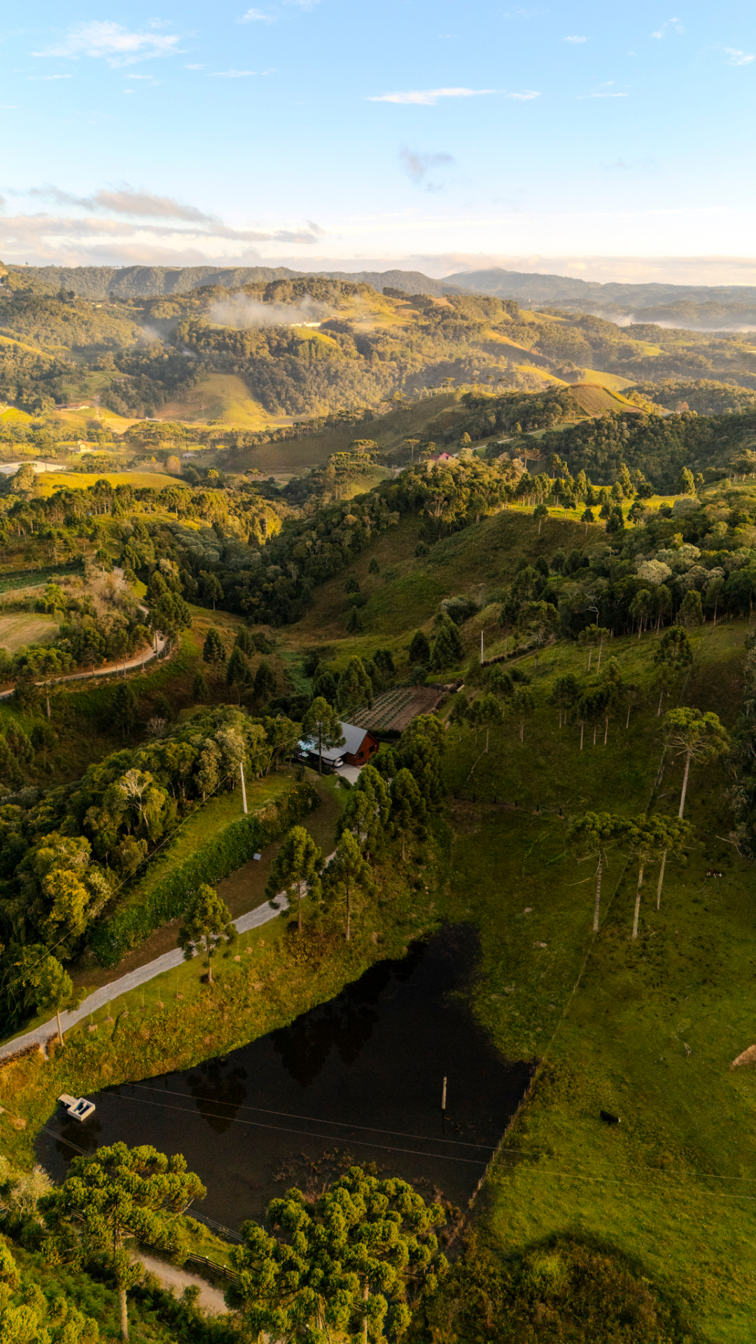 Vista aérea ampla do Rancho Texel cercado pelo vale e montanhas