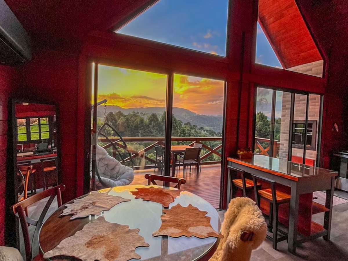 Jantar com pôr do sol nas montanhas