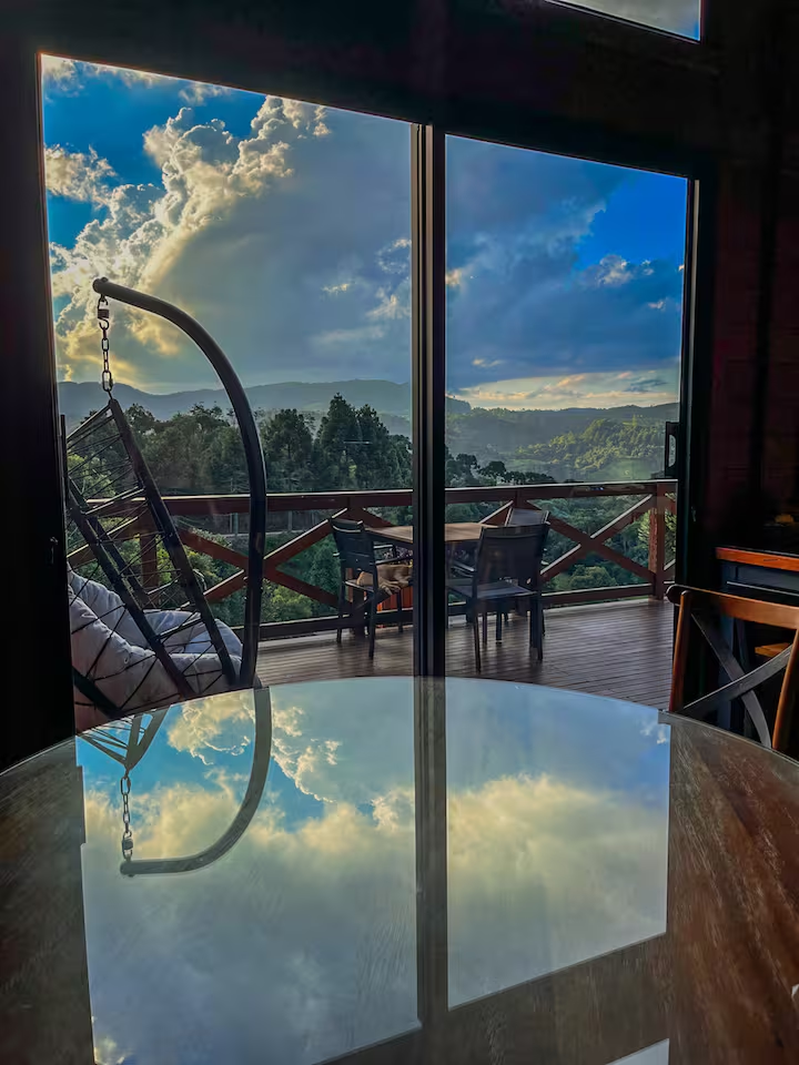 Vista da Serra da Boa Vista refletida à mesa